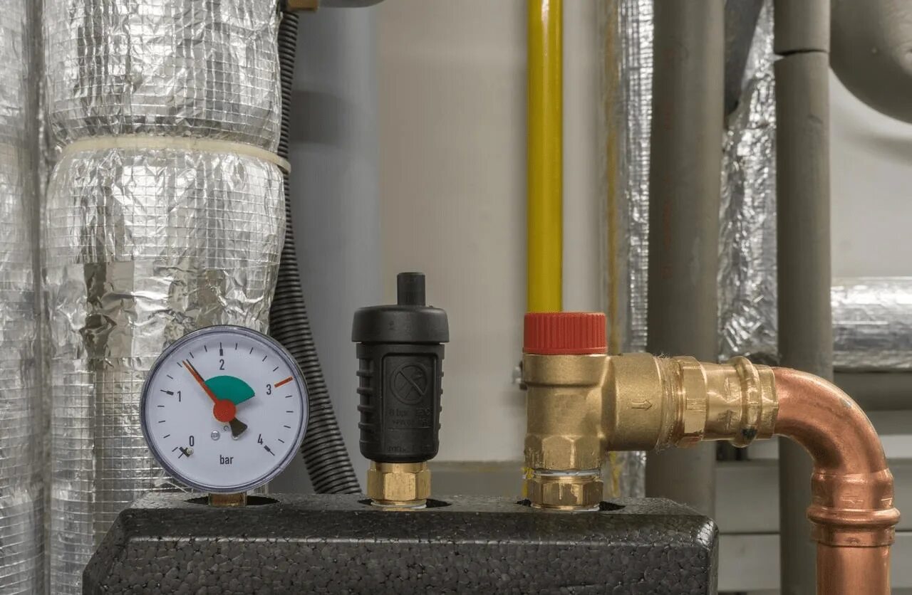 Схема подключения электрического котла с группой безопасности. Отопление в частном доме падает давление. Отопление в частном доме падает давление. Норма давления в системе отопления. Почему падает давление в системе отопления.
