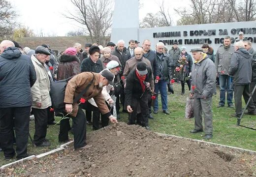 Зачем на похоронах кидают. Традиция бросать землю в могилу. Погребение кидание земли.