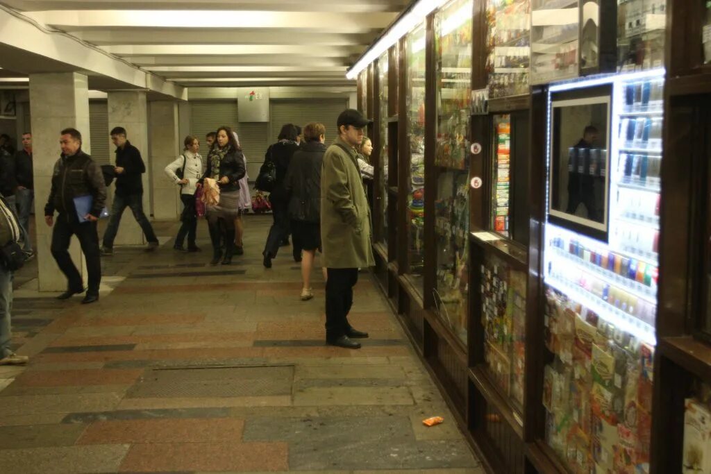 Выступления в переходах. Торговля в метрополитене и подземных переходах москвы. торговля в переходах метро. киоски в подземных переходах. ларьки в подземном переходе.
