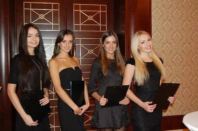 Хостес. Девушка хостес в ресторане. Александра администратор голден герлз. Хостес в ресторане. Хостес.