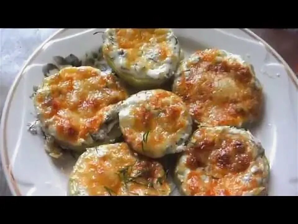Кабачки под шубой. Кабачки под шубой в духовке. Кабачки с сыром и помидорами чесноком. Кабачки под шубой в духовке. Медальоны с кабачками в духовке.