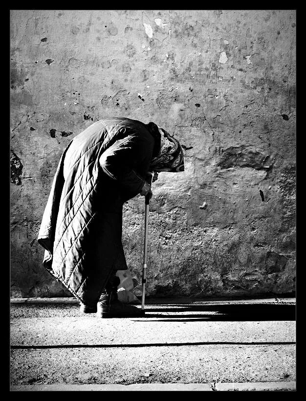 Одиночество и бедность. Одиночество и бедность. Нищий бомж. Бедность одиночество. Дверь из бедной жизни.