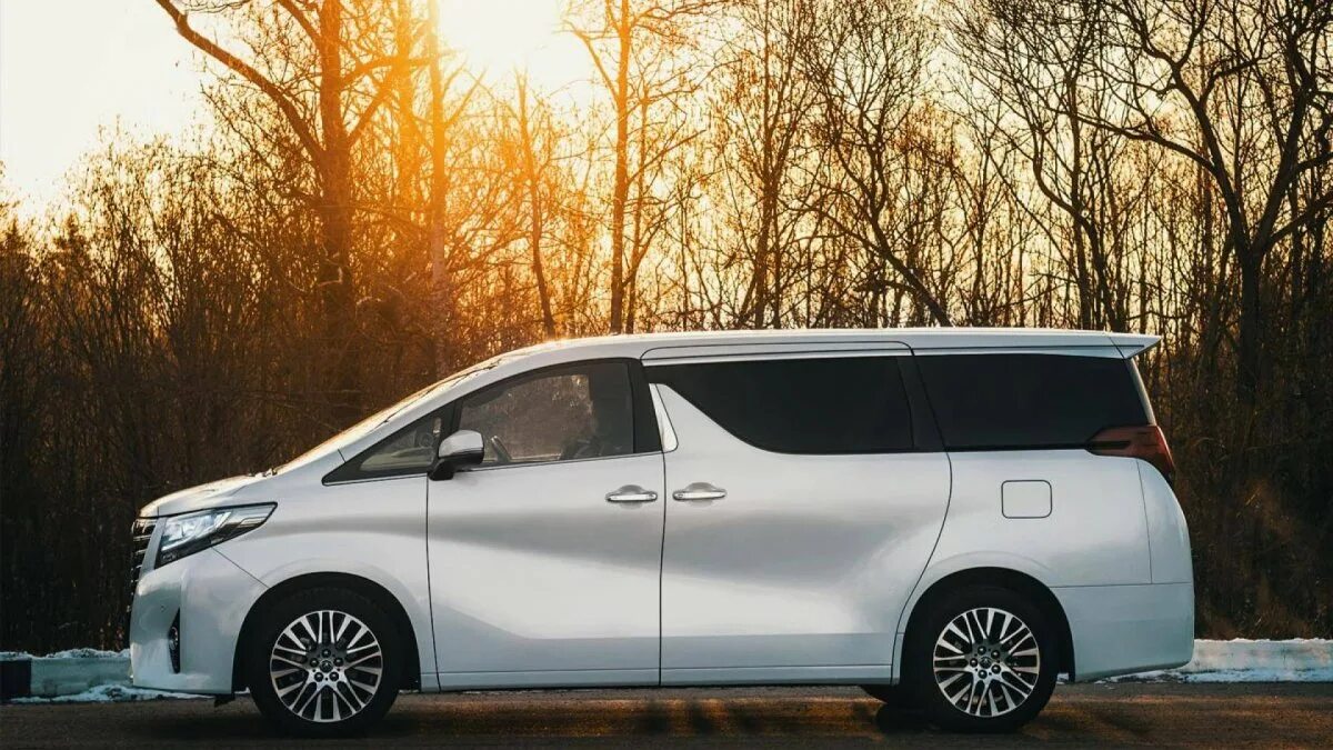 Тойота микроавтобус москва. Минивэн Тойота альфард. Toyota минивэн Alphard. Тойота минивэн альфард 2021. Микроавтобус Тойота альфард 2021.