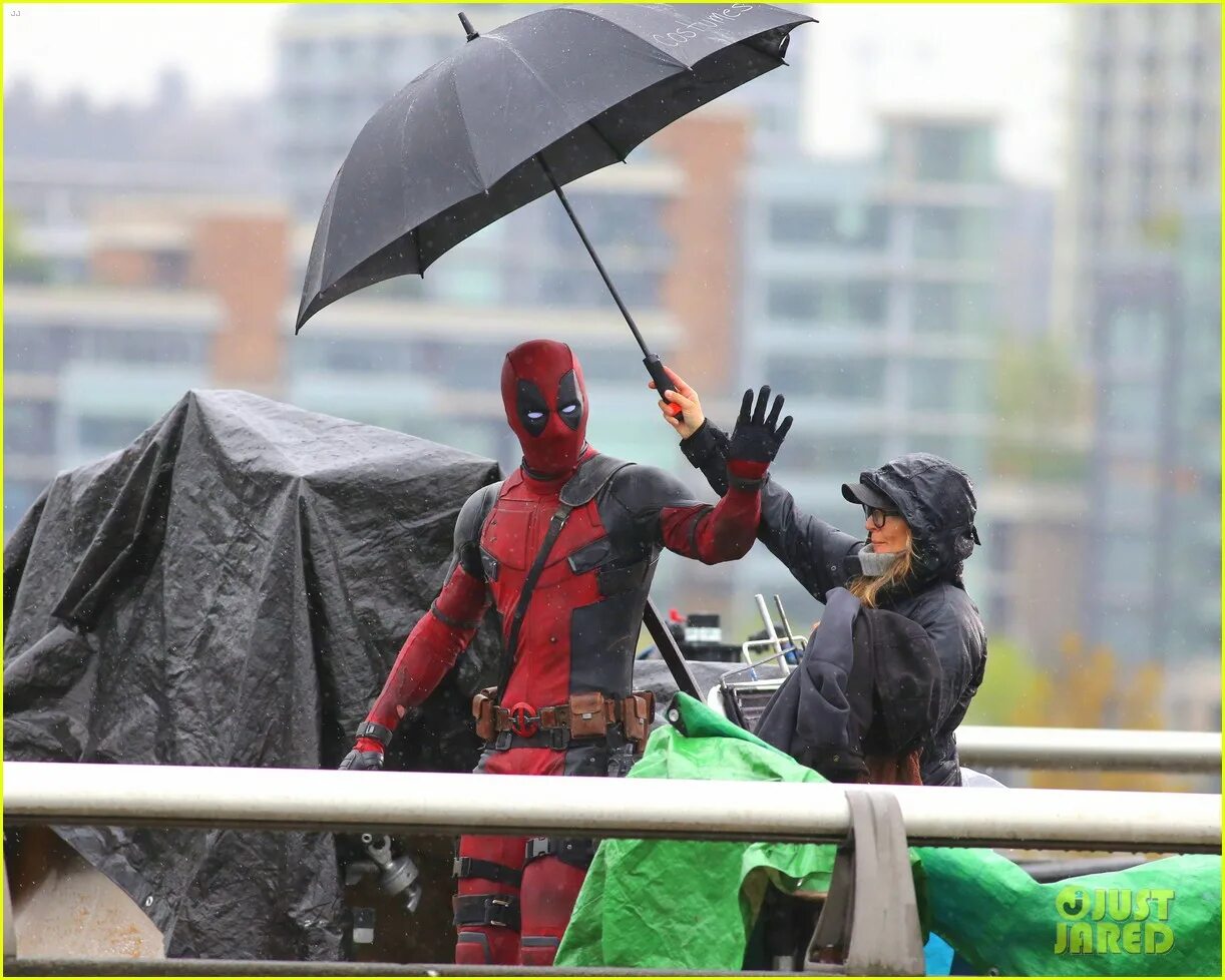 Райан рейнольдс дэдпул 2016. Райан рейнольдс дедпул. Дэдпул 3 кадры. Райан рейнольдс дэдпул 2016. Съемка дэдпула.