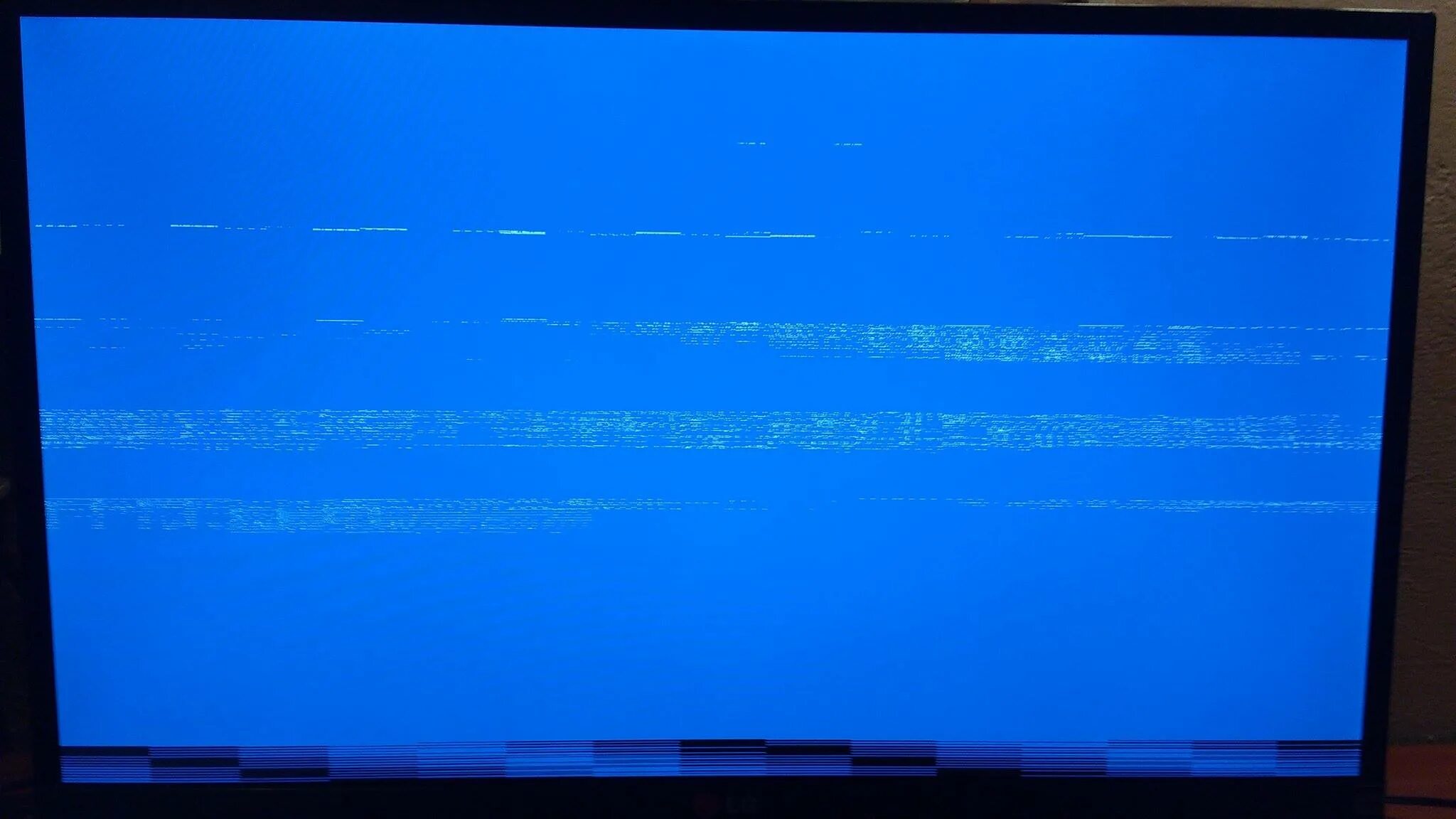 Артефакты видеокарты на виндовс 10. Артефакты на мониторе. Синий экран с полосками. Синие полосы на экране.