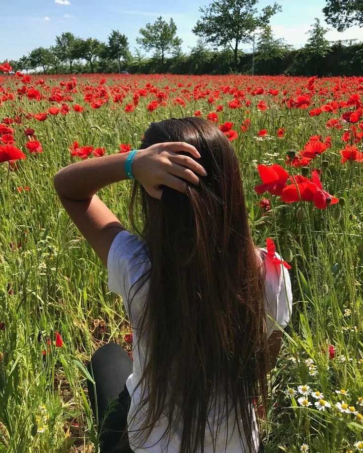 Фотки девушек без лица. Девушка брюнетка со спины с цветами. Девушка с цветком сзади. Красивые девушки со спины с цветами. Красивые девушки без лица.