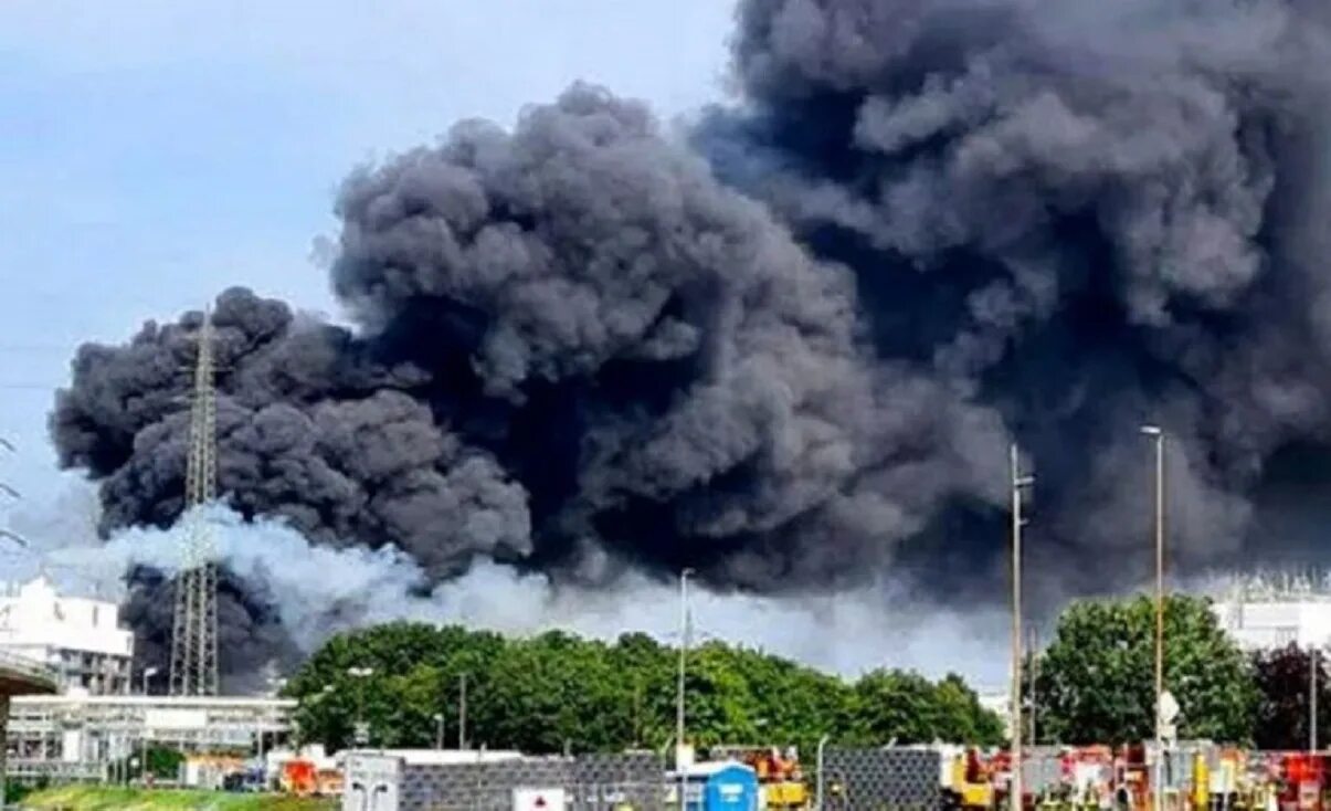 Взрыв на заводе в Каменске Шахтинском 29.07.2021. Взрыв на комбинате. Химзавод взрыв.