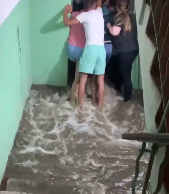 Чп севастополь телеграмм канал новости. Затопило дом. Девушка писает в подъезде. Потоп под водой.