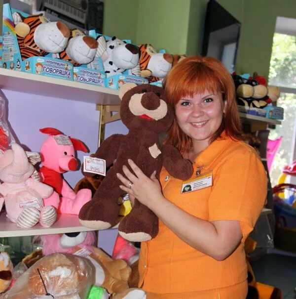 Продавец детских игрушек. Продавец в магазине игрушек. Продавец в магазине игрушек. Магазин игрушек детский мир. Детский мир продавец.