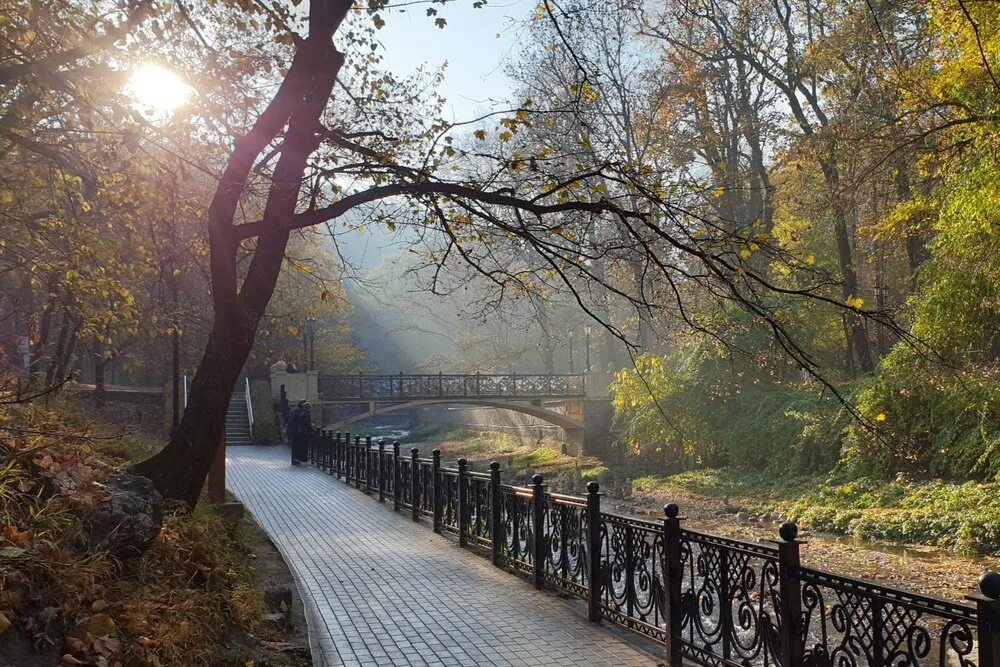 Кисловодск ставропольский край октябрь. Кисловодск осень Курортный Курортный парк. Кисловодск Курортный парк осенью. Кисловодск природа парк.