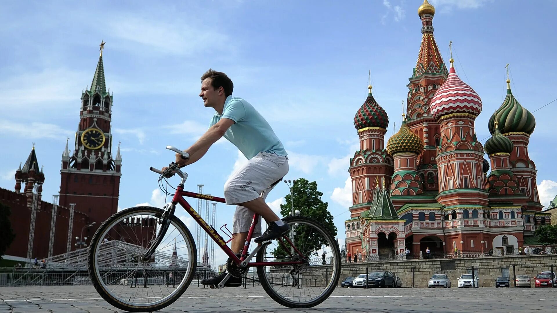 Bike москва. Велосипедист в городе. Велосипедист Москва. Прогулка на велосипеде в городе. Велосипед Москва.