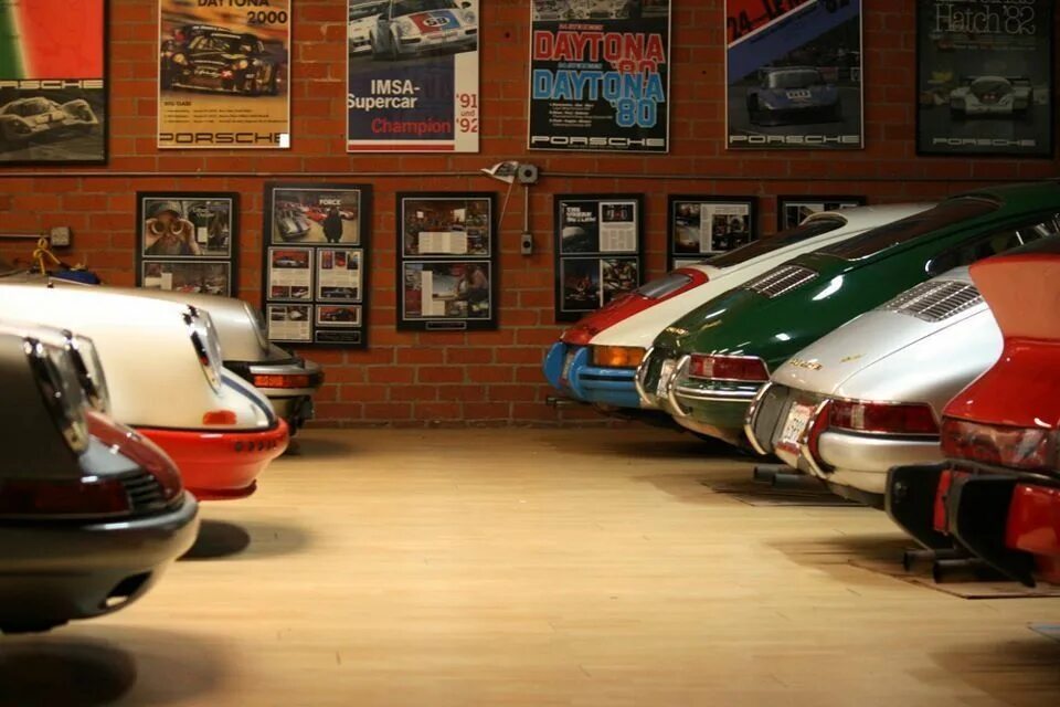 Гараж в стиле ретро. Ретро гараж. Classic garage. Гараж на 5 машин. Ретро автомобиль в гараже.