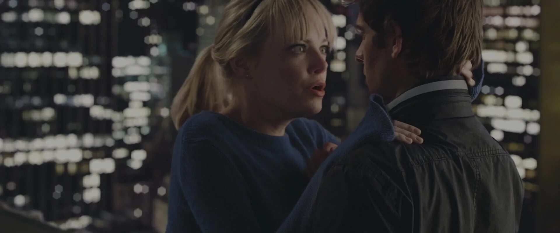 Новый человек паук 2012 гвен стейси. Питер паркер эндрю гарфилд и гвен стейси. Эндрю гарфилд поцелуй с гвен. Питер паркер и гвен стейси любовь. Гвен стейси 2012.