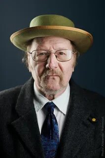 Биография холла