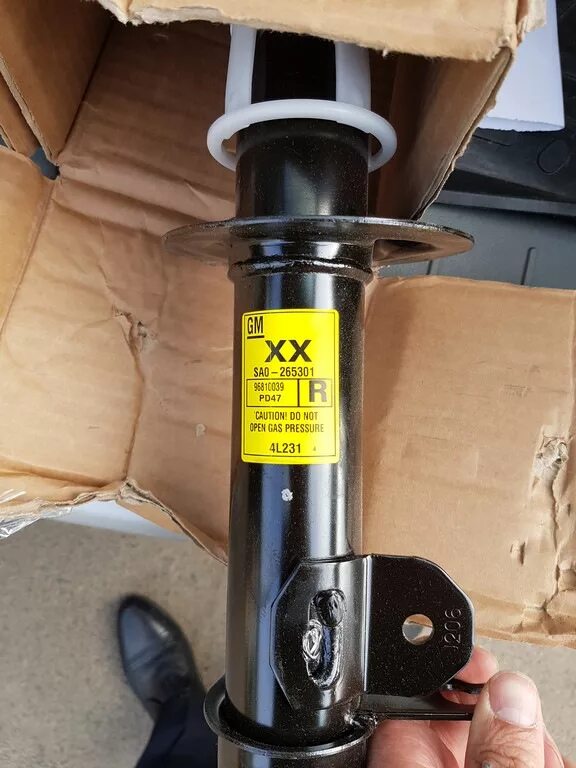 Задний амортизатор дэу лачетти 2009-. Задние амортизаторы лачетти. Амортизаторы для лачетти универсал. Задние амортизаторы lacetti sw. Задняя стойка шевроле лачетти.