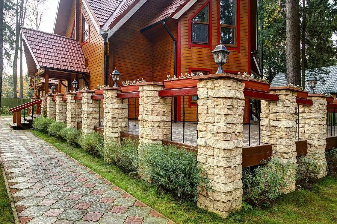 Дом из кирпича и дерева. Заорб из камня и дерева. забор облицованный камнем. красивый забор из камня. деревянный забор с каменными столбами.