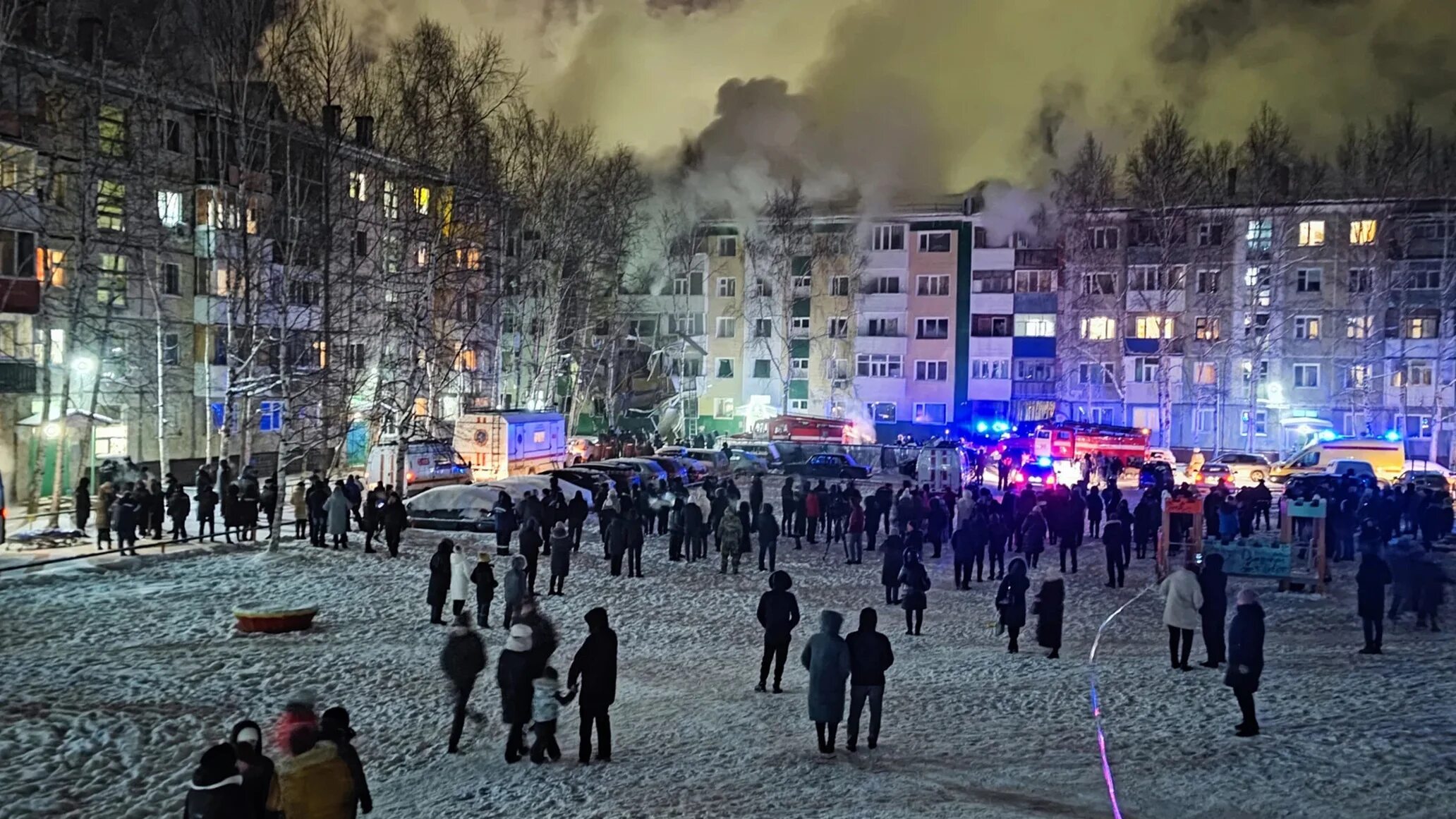 Почему нет новостей сегодня. Декабрь в городе. Люди в городе зимой. Взрыв дома в Нижневартовске.