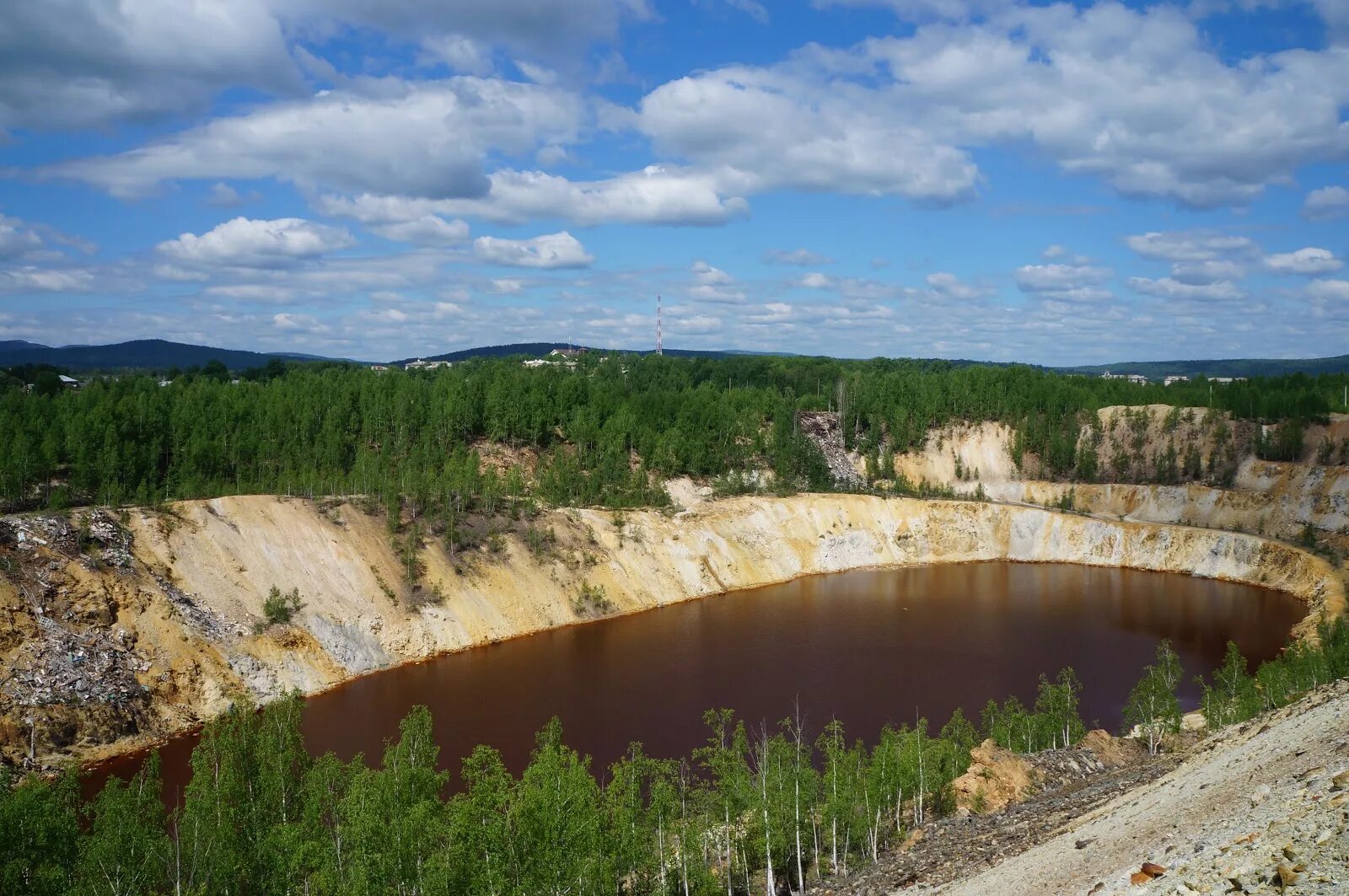 Дегтярск свердловская область купить. Известковый карьер Дегтярск. Белорецк карьер озеро. Карьер Дегтярск Свердловская область. Дегтярск Свердловская кислотное озеро.