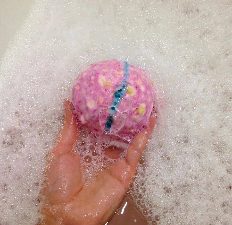 Ванна с шарами. Бомбочки для ванной. Бомбочки для ванны с пеной. Шарики для ванны. Бомбочка для ванны в ванне.
