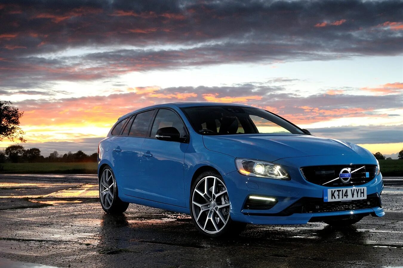 Volvo v90 r design 2020. Май вольво кар. Май вольво кар. Вольво центр в сургуте. V60 polestar.