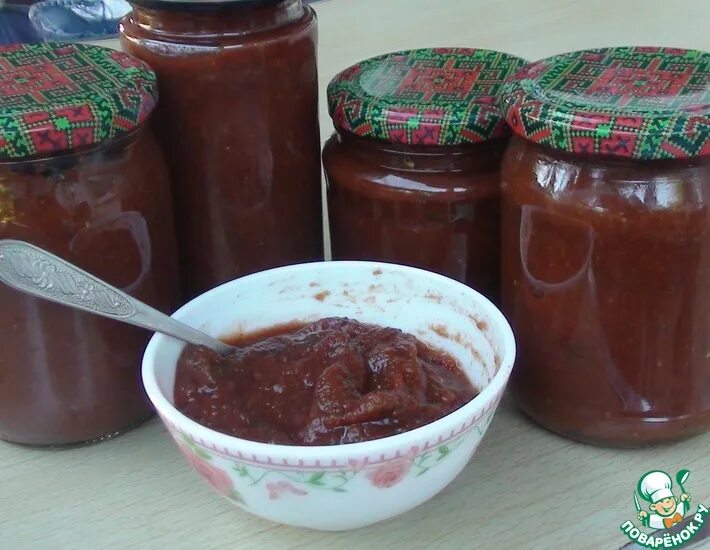 Аджика. Кетчуп из кабачков. Кетчуп из кабачков рецепт с томатной пастой. Кетчуп из кабачков рецепт с томатной пастой. Заготовки на зиму из кабачков.