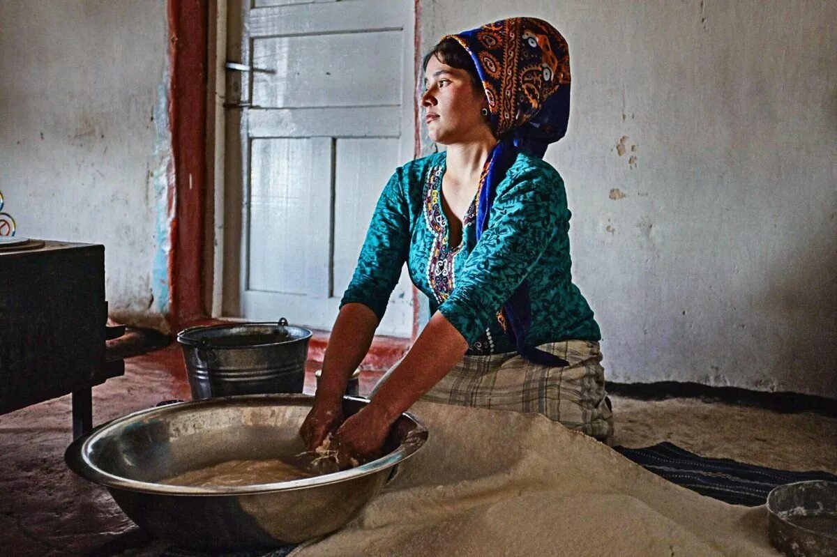 Узбекски баба. Узбекские женщины. Таджикские женщины. Женщины Узбекистан быт. Сельские женщины Узбекистана.