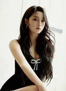 Actress Guan Xiaotong 