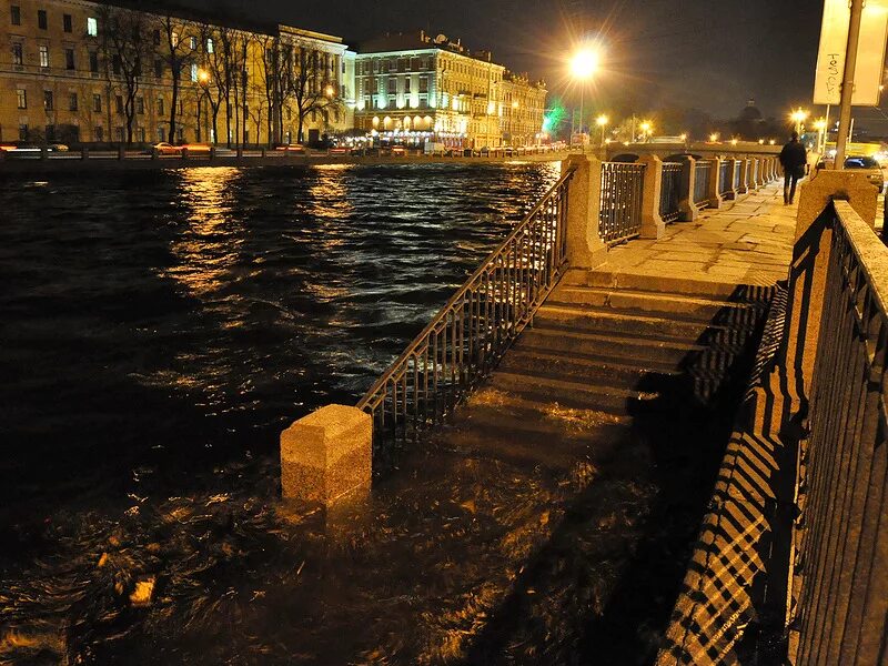 Почему вода в санкт петербурге. Набережная фонтанки спуск к воде в питере. набережная реки фонтанки санкт-петербург ночью. фонтанка питер вечер. река фонтанка спуски к воде в санкт-петербурге.