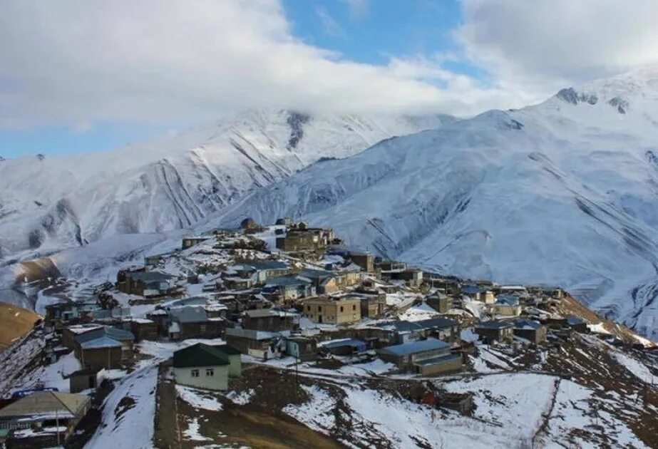 Прогноз погоды в азербайджане. Снег в Азербайджане. Снежный Азербайджан. Снежные горы Азербайджана. Губа Азербайджан.