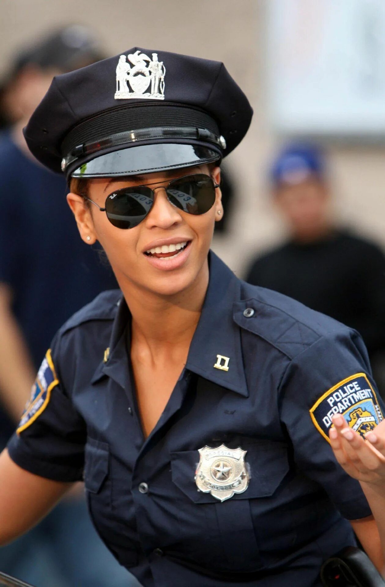 Негритянку полицейский. Бейонсе полицейский. Cop Police очки. Американские женщины полицейские. Девушки полицейские США.
