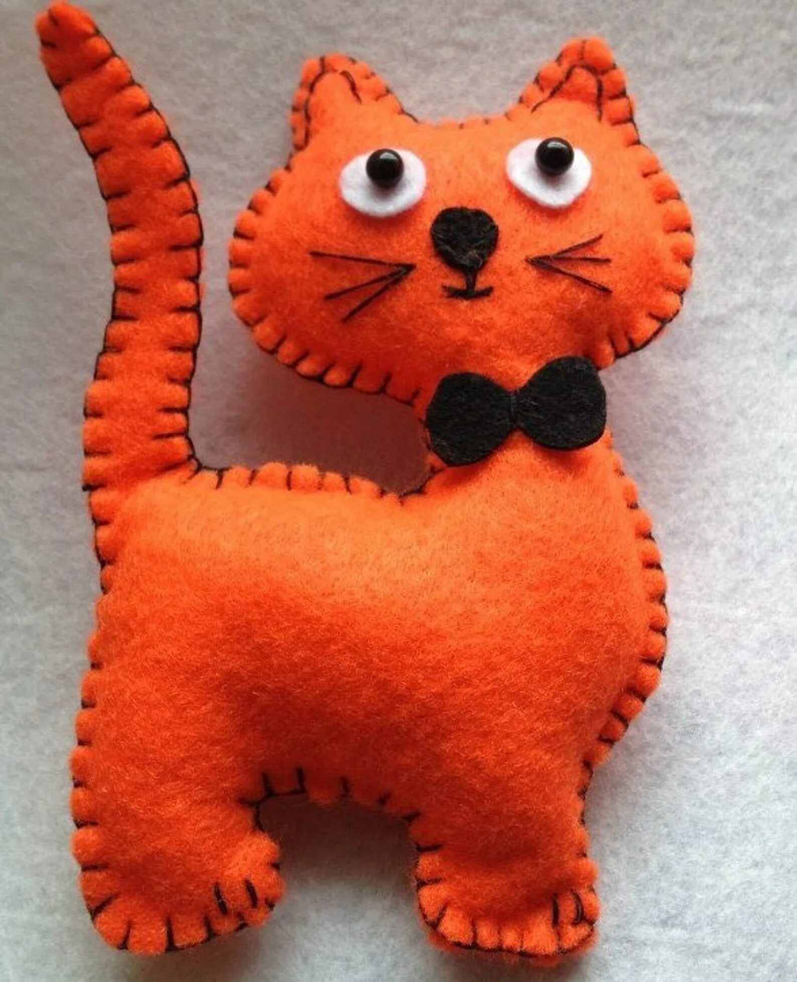 поделка котик из бумаги. сделать кошку своими руками. кошечка из втулок от туалетной. поделки из фетра. поделка кошка.