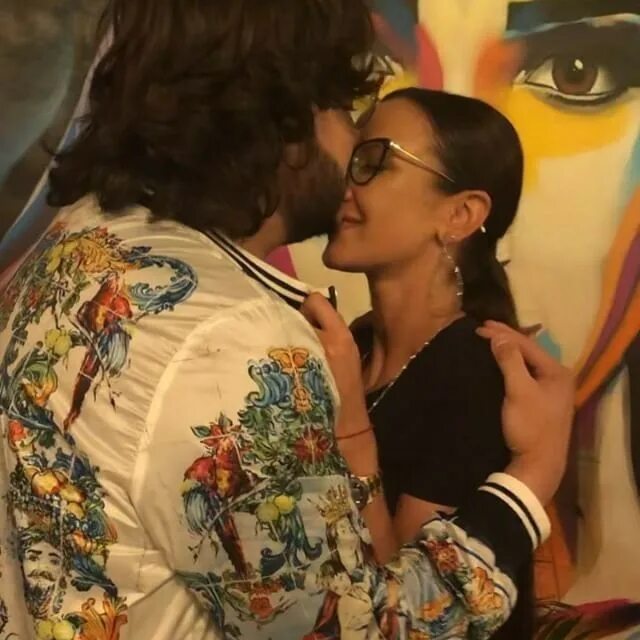 Киркоров лапал девушку. Киркоров лапает. Киркоров трогает. Киркоров трогает. Киркоров трогает.