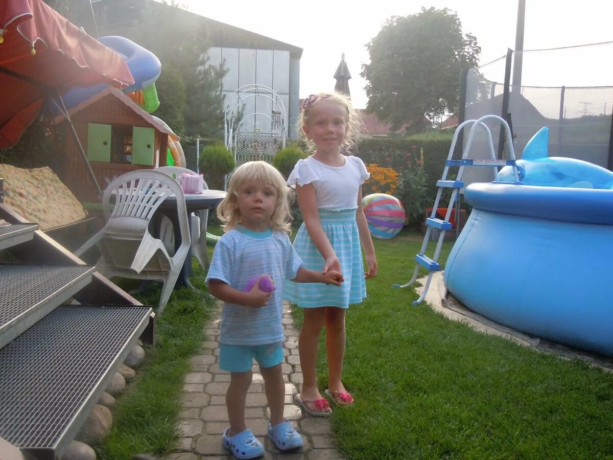 Трусы на детской площадке idnes. Idnes alba leto 2020. Idnes alba leto. Загорает на даче. Leto idnes 2005 pool.