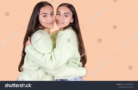 Relations familiales, portrait de soeurs jumelles. : photo de stock. concep...