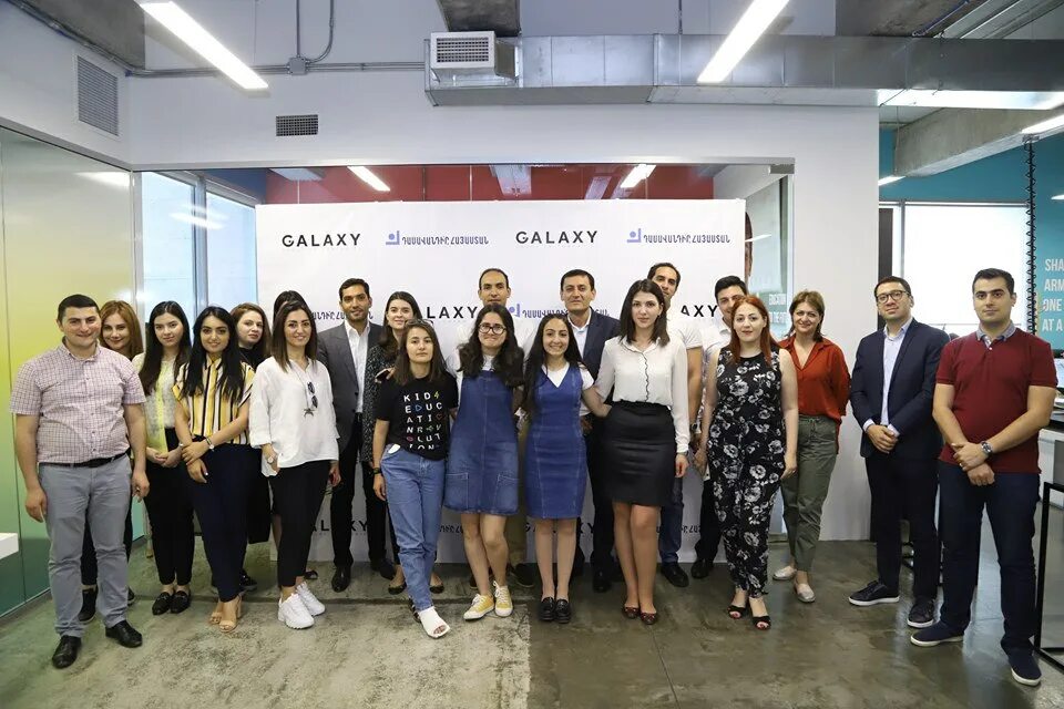 Персонал самсунг груп. Galaxy group. Galaxy group. Galaxy group. Бегущие сердца баннер.