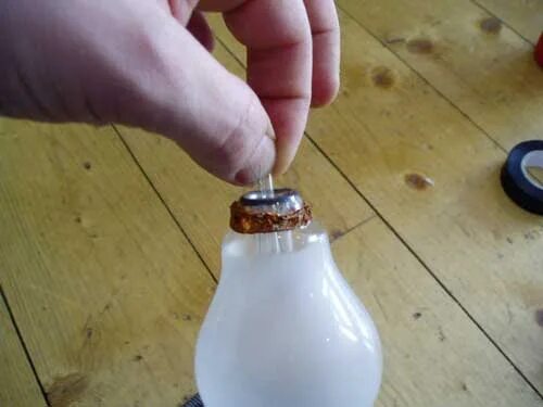 Через лампочку. Лампа для курения соли. Вапорайзер из лампочки. Колба для курения из лампочки. Стеклянная трубка выпариватель для курения.