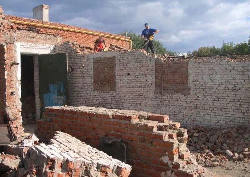Разборка кирпичных зданий. Демонтаж кирпичного здания. снос кирпичного здания. демонтажные работы зданий. возведение зданий из кирпича.