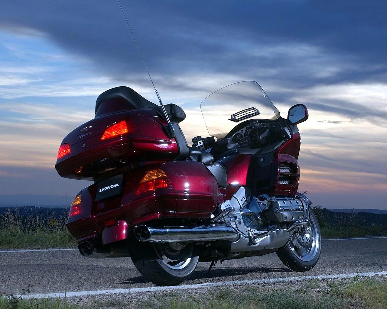 Мотоцикл для дальних путешествий. Honda gold wing. honda gl1800 gold wing. honda goldwing 1800. мотоцикл honda gold wing.