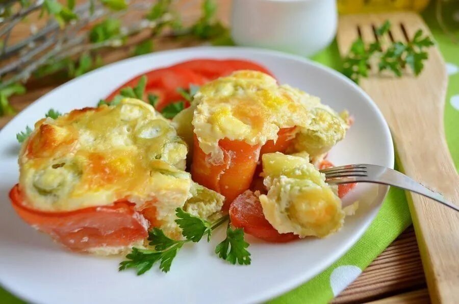 Запеченные помидоры с сыром и овощами. Овощная запеканка с кабачками. кабачок с яйцом в духовке. овощная запеканка с сыром. овощи запеченные с яйцом.