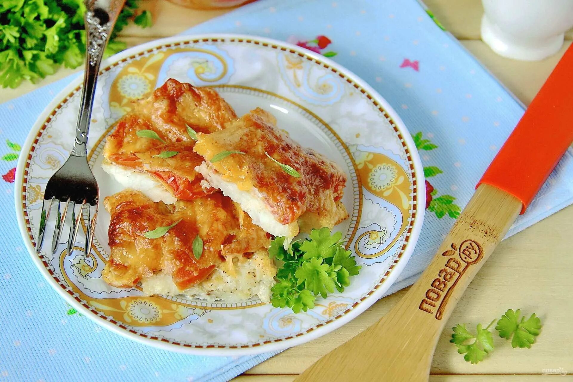Треска филе в духовке самый вкусный рецепт. Филе минтая с сыром и помидорами. Филе минтая в духовке с помидорами и сыром. Минтай с помидорами и сыром в духовке. Филе минтая под сыром и помидорами.