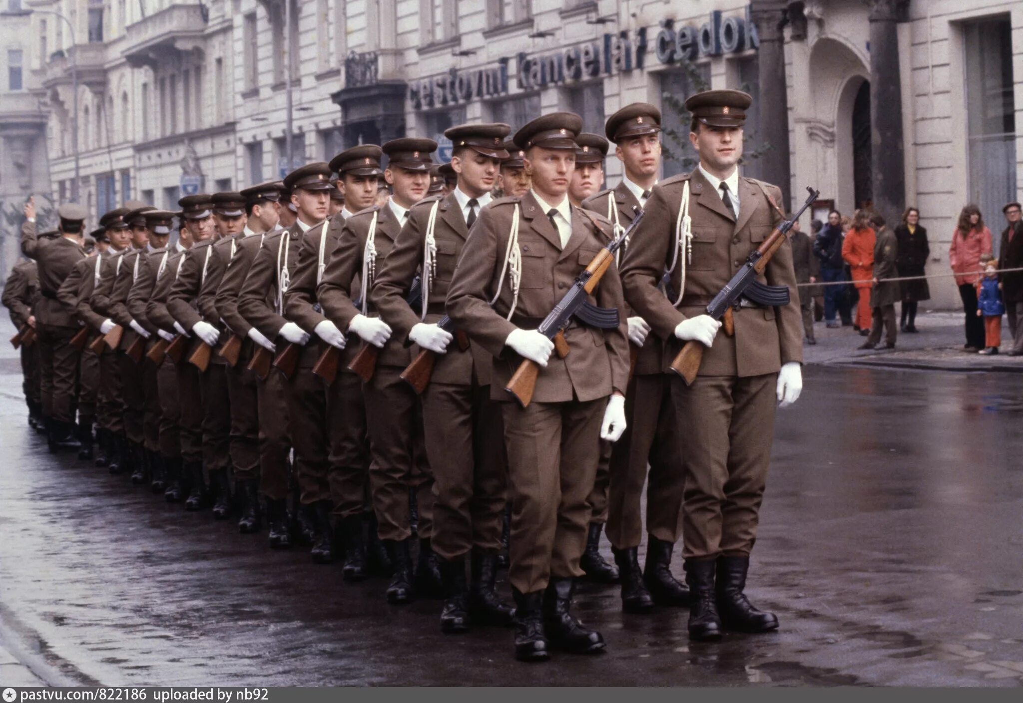 Чехословацкая армия. Чехословацкая Военная форма. Солдат Чехословакии. Чехословацкая армия 1985.