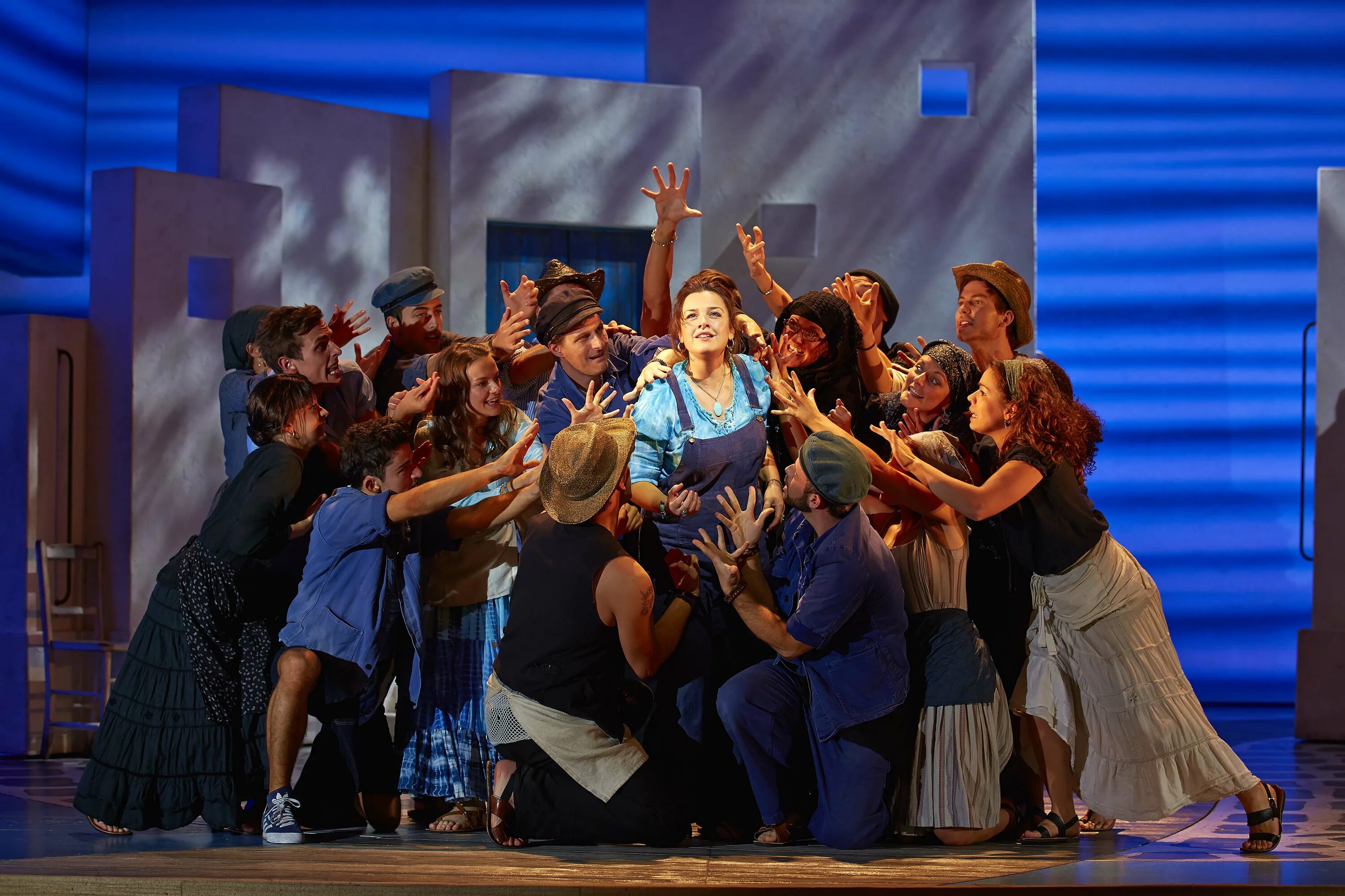 Мамма миа мюзикл бродвей. Mamma mia мюзикл. Мюзикл мама миа. Мюзикл мамма миа. Мамма миа мюзикл бродвей.