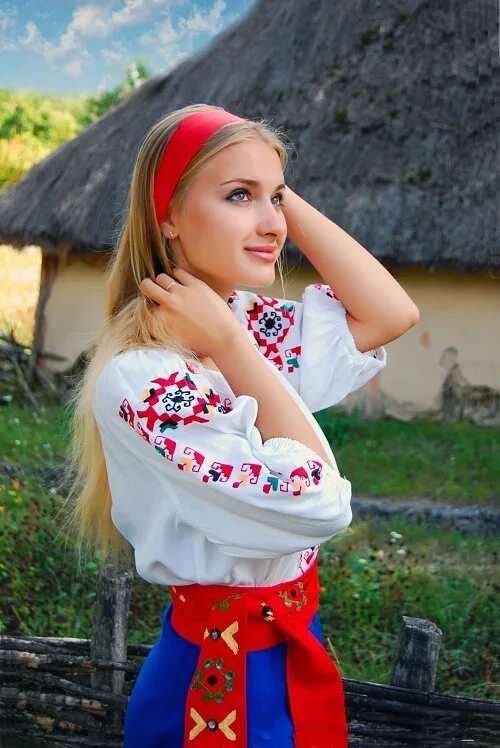 Красивые украинские женщины. Красивые украинки. Красивая украинская женщины. Красивая украинская женщины. Украинка в венке.