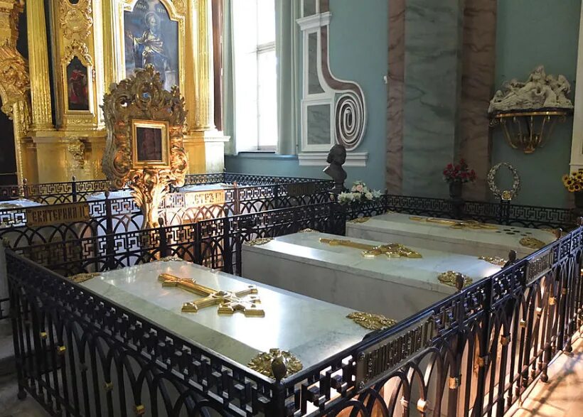 Усыпальница петропавловская крепость внутри. Императорский склеп в церкви капуцинов. Императорская усыпальница в петропавловском соборе. Императорская усыпальница. Усыпальница петра 1 в петропавловском соборе.