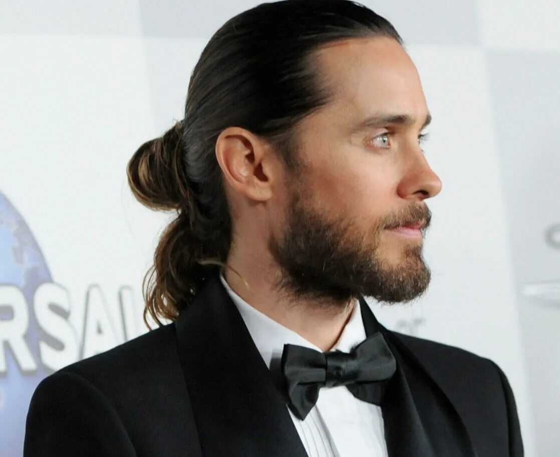 Колин фаррелл top knot. Длинные волосы мужские хвост. Длинные волосы мужские хвост. Дэвид бекхэм long hair. Брэд питт man bun.