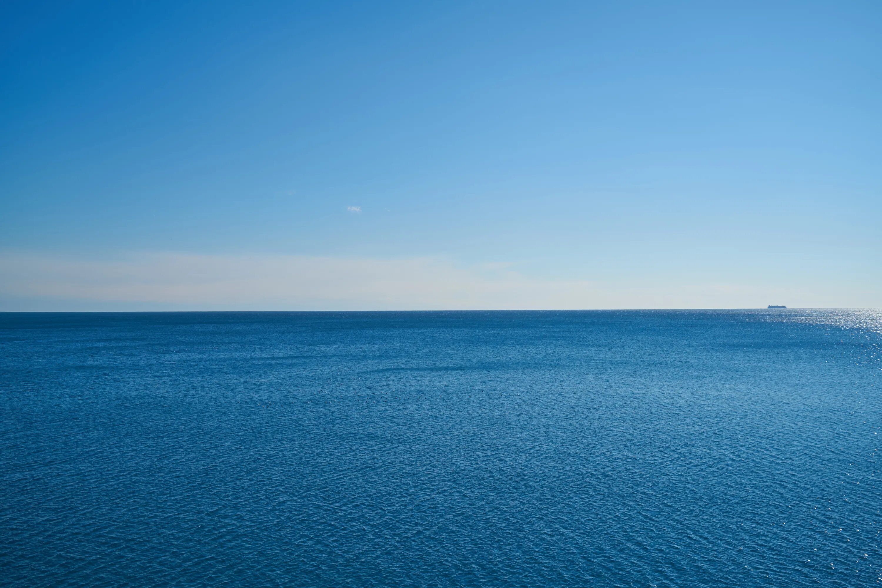 Горизонт верхних вод. Спокойное море. Морская гладь. Голубое море. Спокойный океан.