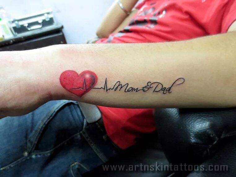 Тату мама и папа на руке. Тату мама и папа надпись. Татуировка надпись на запястье. Тату мама с ребенком. Тату мама на руке.