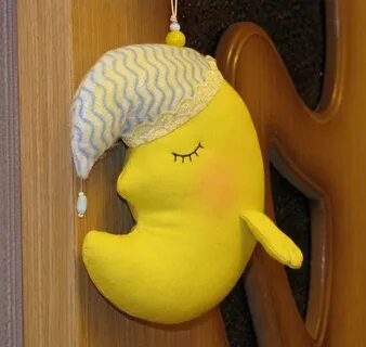 Игрушка месяц мягкий