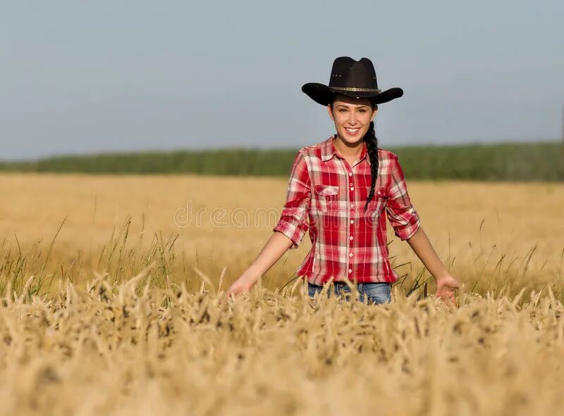Поле ковбоя. Ковбой в поле. Фотосессия Ковбои в поле. Девушка в ковбойской шляпе в пшеничном поле. Ковбойская фотосессия девушки в поле.