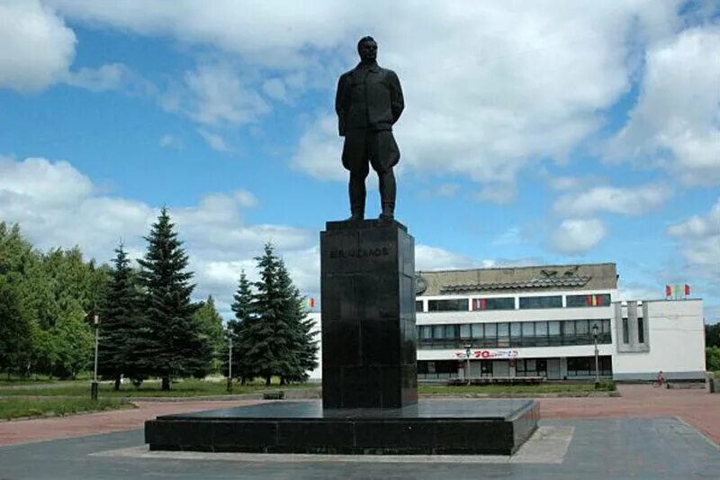 Чкаловский площадь. Памятник Чкалову в Нижегородской области в городе Чкаловск. Чкалов памятник г. Чкаловск. Памятник в п Чкалова в Чкаловске Нижегородской. Площадь города Чкаловска Нижегородская область.